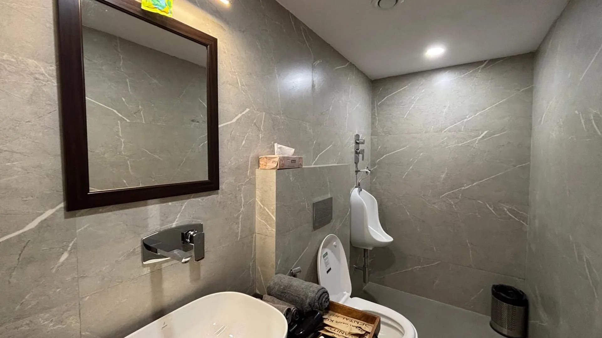 Otel Housr Sector 28 Gurgaon Near Iffco Chowk Metro Station