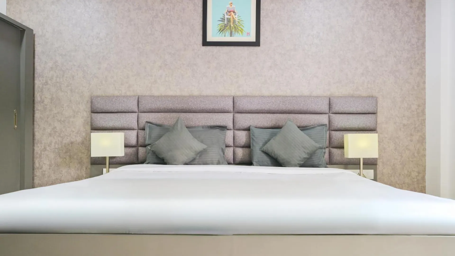 Housr Sector 28 Gurgaon Near Iffco Chowk Metro Station 0*,