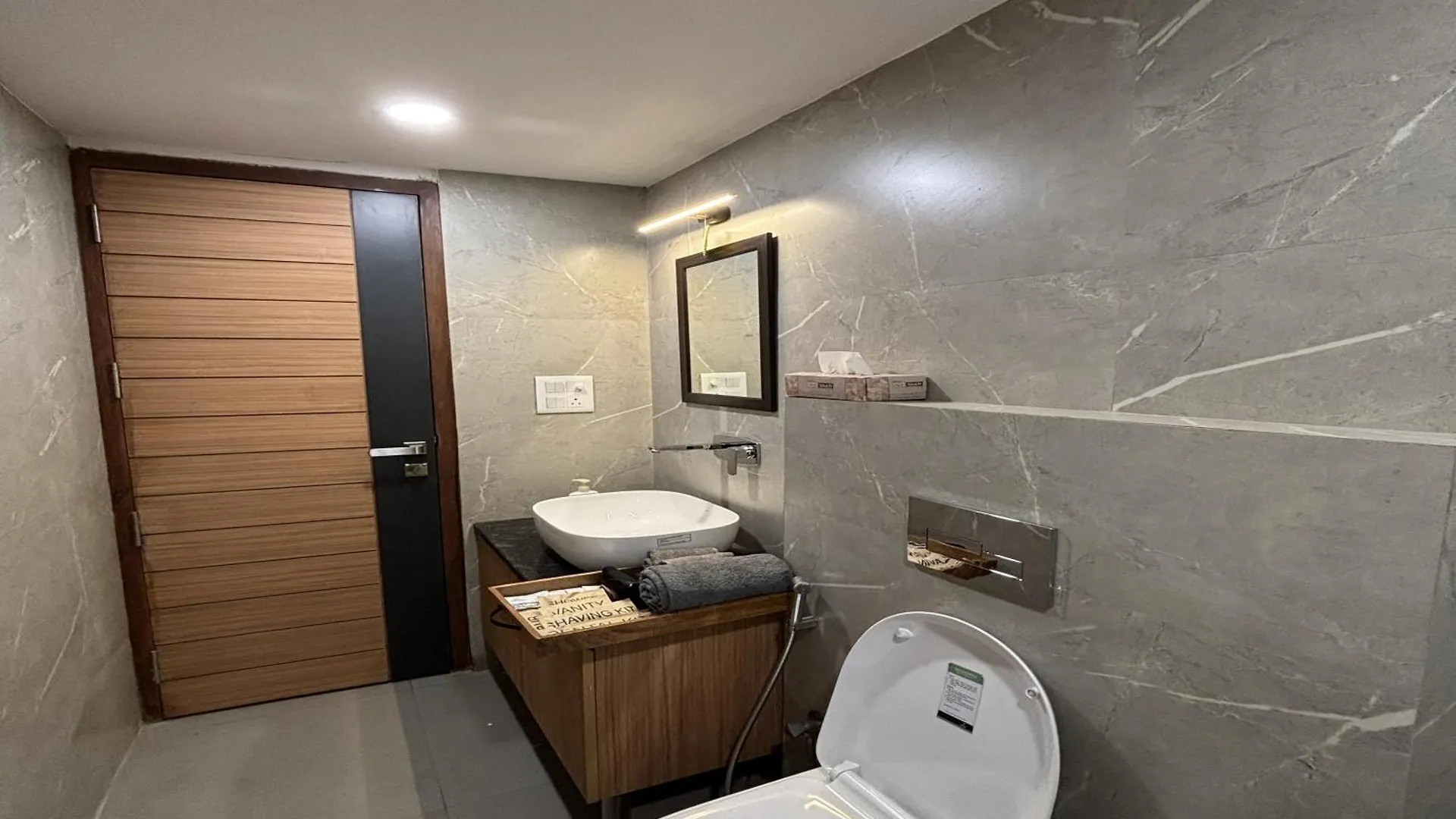 Housr Sector 28 Gurgaon Near Iffco Chowk Metro Station Otel