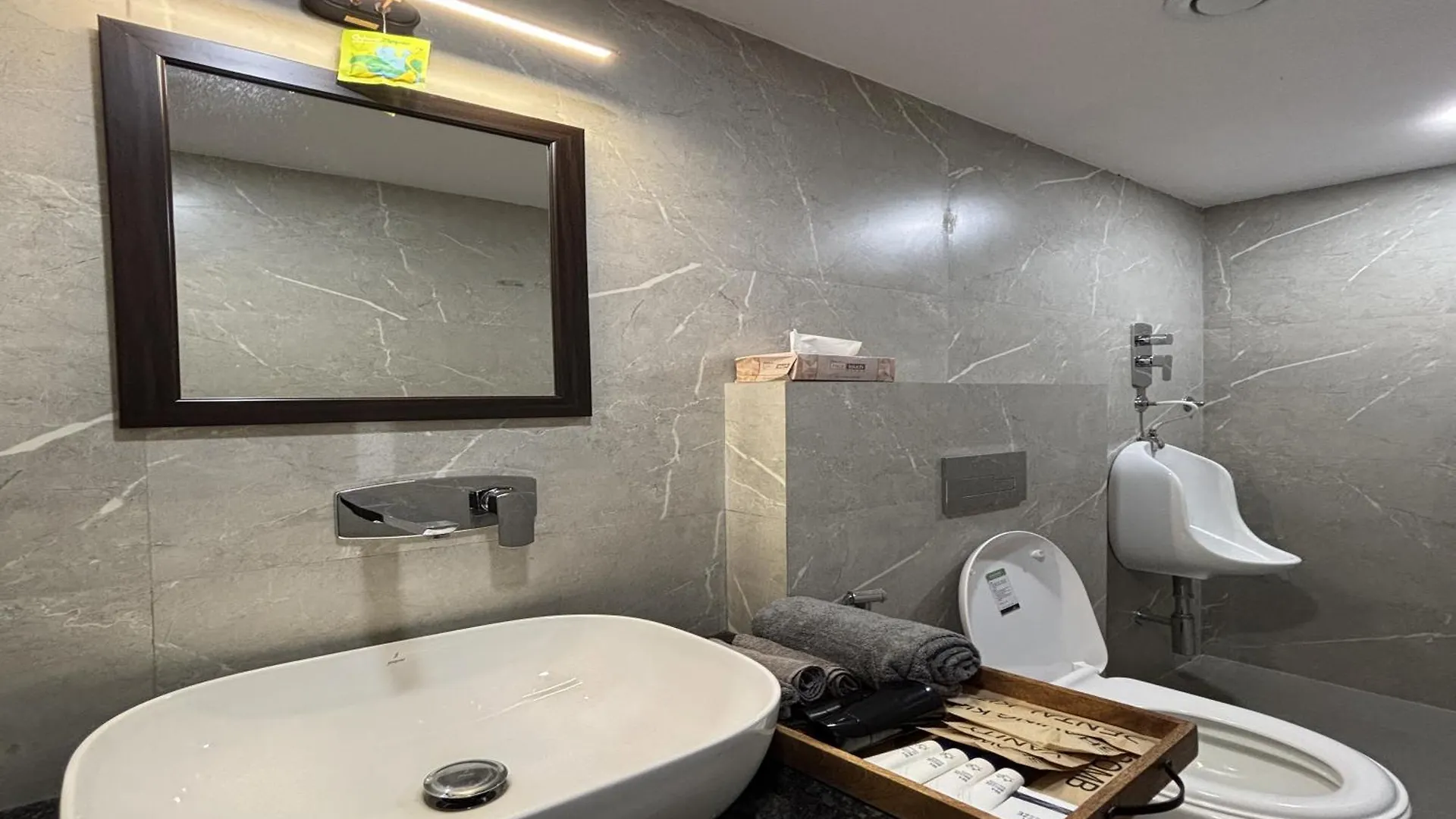 Housr Sector 28 Gurgaon Near Iffco Chowk Metro Station 0*,  Hindistan
